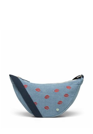 Sac bandoulière en denim en forme de croissant avec motif de lèvres rouges et sangle réglable bleu foncé, fermeture éclair dorée et petit détail de logo circulaire.
