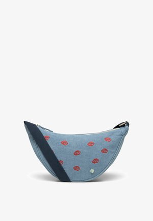 Sac bandoulière en denim en forme de croissant avec motif de lèvres rouges et sangle réglable bleu foncé, fermeture éclair dorée et petit détail de logo circulaire.