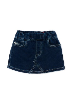 Gonna di jeans blu scuro per bambino piccolo con vita elastica, tasche frontali e cuciture bianche visibili su sfondo bianco.
