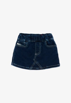 Ciemnoniebieska spódniczka dla malucha z denimu z elastycznym pasem, przednimi kieszeniami i widocznym białym przeszyciem na białym tle.