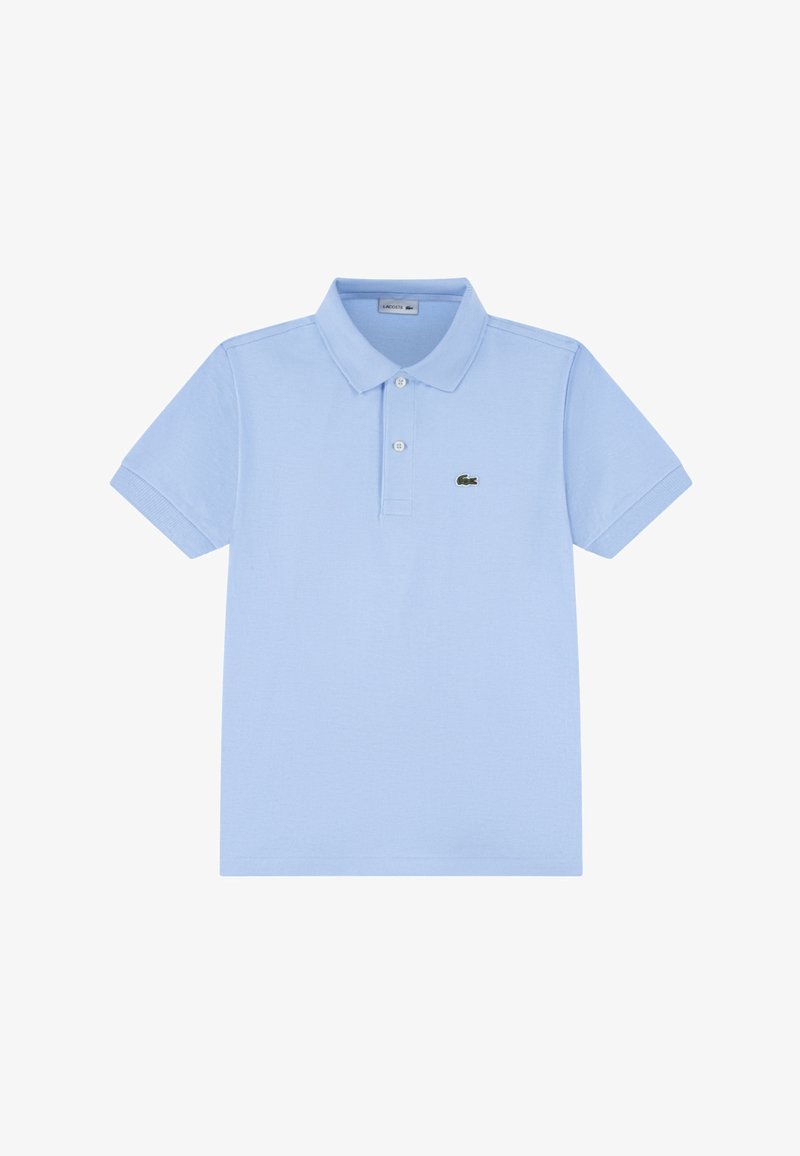 Polo bleu clair à manches courtes avec col, deux boutons et petit logo crocodile vert sur le côté gauche de la poitrine.