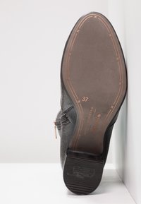 Marcel Ostertag x Tamaris Kotníkové boty - black
