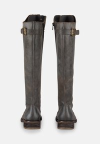 Botas altas de cuero gris con una textura desgastada, que cuentan con un cierre lateral, detalles de hebilla y un tacón de madera apilada.