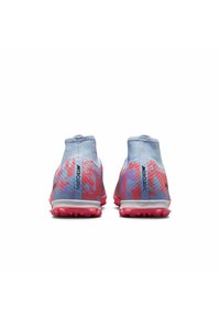 Scarpe da ginnastica blu e rosa con design a caviglia alta, motivi testurizzati e suole in gomma. Marchio distintivo sul tallone e sul lato.