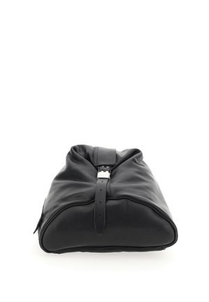 Schwarze Lederhandtasche mit einem Gurt und Schnalle auf der Vorderseite, abgerundet rechteckiger Boden und weiche, leicht zerknitterte Textur vor weißem Hintergrund.