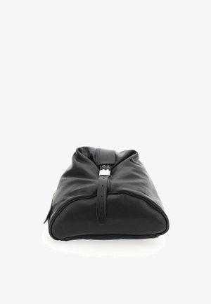 Sac en cuir noir avec une bandoulière à boucle sur le devant, base rectangulaire arrondie, et texture douce légèrement froissée sur un fond blanc.