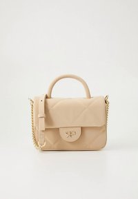 Bolso beige acolchado con asa superior y correa de cadena removible. Destacan los detalles de hardware dorado y el cierre frontal de solapa.