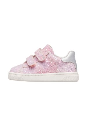 Lyserød børnesneaker med glitrende palietter, to velcrolukninger, hvidt sål og sølv hælplade.