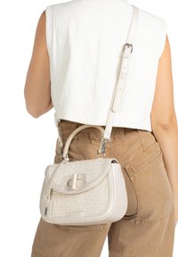 Beige Umhängetasche mit gewebter Textur und glatten Lederakzenten. Verfügt über einen Traggriff und einen verstellbaren Riemen mit silberner Hardware.