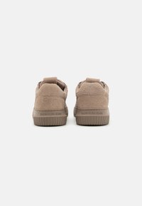 Calvin Klein Jeans CHUNKY CUPSOLE - Tossud - triple savannah tan