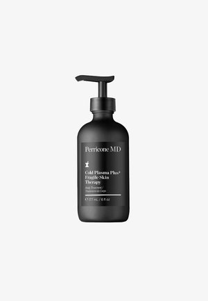 Schwarze Plastikflasche mit Pumpenabnehmer, mit matter Oberfläche. Das Etikett zeigt den Produktnamen, das Volumen und Anwendungshinweise in weißem Text.
