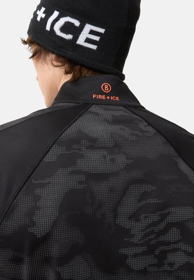 Schwarze Sportjacke mit einer strukturierten Gestaltung in verschiedenen Schwarz- und Grautönen. Verfügt über einen hohen Kragen und ein orangefarbenes FIRE + ICE-Logo auf der Rückseite.
