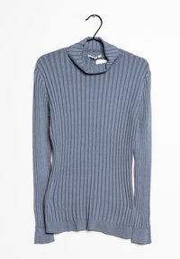 Maglione azzurro chiaro a coste con collo a imbuto, maniche lunghe e spacchi laterali sull'orlo. Il tessuto appare morbido e strutturato.