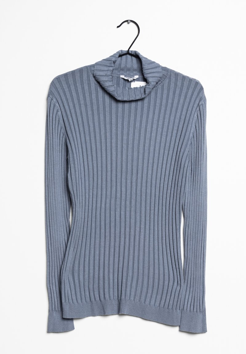 Maglione azzurro chiaro a coste con collo a imbuto, maniche lunghe e spacchi laterali sull'orlo. Il tessuto appare morbido e strutturato.