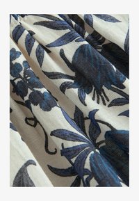 Vybráno, cream navy