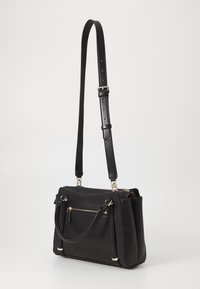 Sac à main en cuir noir avec bandoulière réglable, anses supérieures, compartiments zippés et accents de quincaillerie dorée. Design compact et structuré.