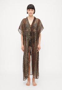 Kimono s printom kože leoparda, poluprozirna tkanina, kratki rukavi, otvorenog prednjeg dijela, užad na struku, s raznolikim smešnim i crnim naglascima, pune dužine.