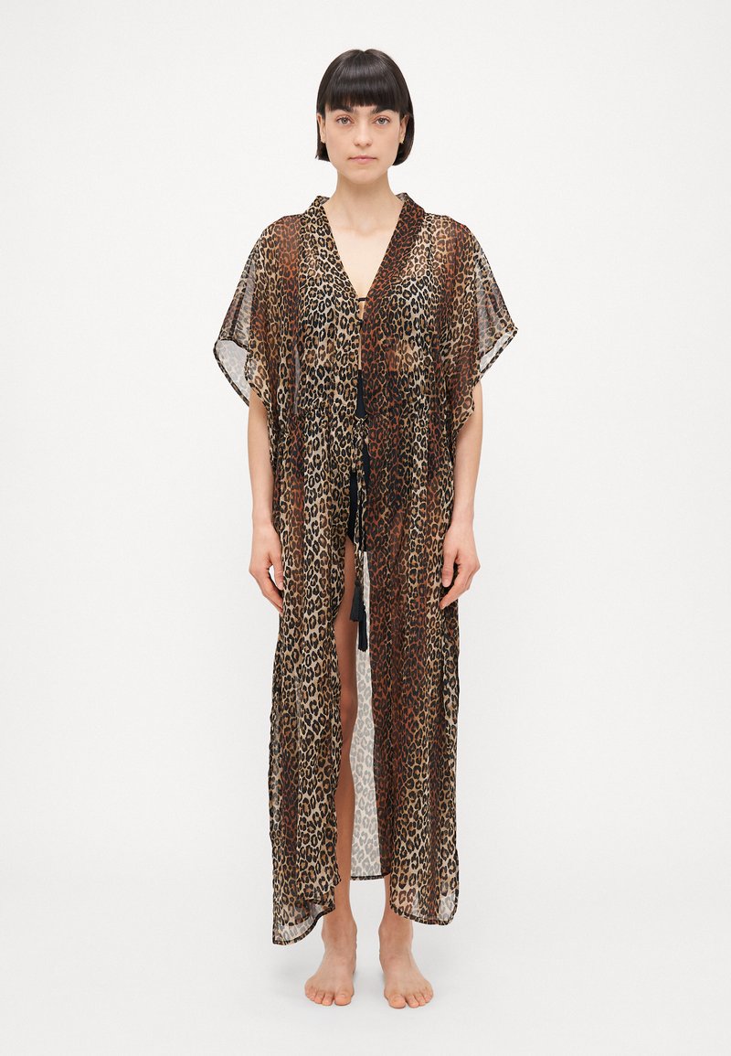 Kimono com padrão de leopardo, tecido semi-transparente, mangas curtas, frente aberta, laços na cintura, apresenta variados tons de castanho e detalhes em preto, comprimento total.