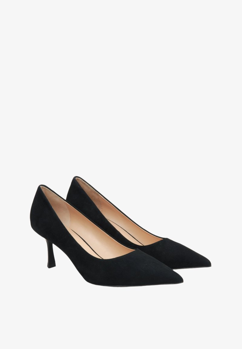 Černé semišové lodičky na vysokém podpatku s špičatou špičkou, štíhlým podpatkem a hladkým vnitřkem. Vyznačují se minimalistickým designem a čistými liniemi.