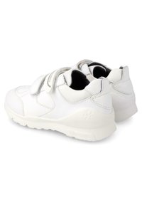 Zapatillas deportivas blancas con un upper de cuero liso y malla, que cuentan con dos correas de Velcro y una suela de goma texturizada. Diseño minimalista.
