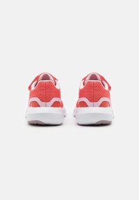 Zapatillas deportivas rojas con parte superior de malla, suela blanca y detalles en rosa. Tacón redondeado y asas en la parte posterior para facilitar su uso.