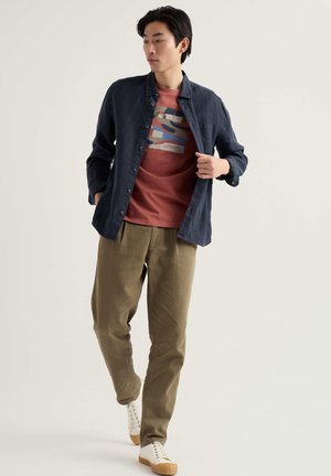 T-shirt con stampa - red - artists cove dusty copper