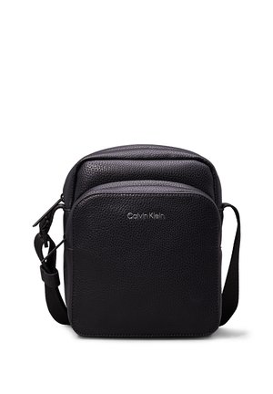 Borsa a tracolla in pelle nera con finitura testurizzata, caratterizzata da una tasca anteriore con zip e un semplice logo del brand sul davanti.