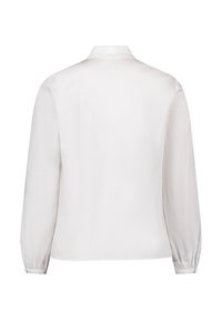 Hvid langærmet bluse med klassisk krave, glat tekstur og puffede manchetter. Bagfra ses et enkelt design uden mønstre eller accenter.