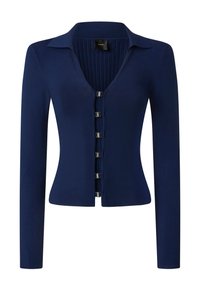 Tamno plavi kardigan dugih rukava s V-izrezom, rebrastom teksturom i šest metalnih kopči s pritiskom na središnjem dijelu. Glatka površina tkanine.