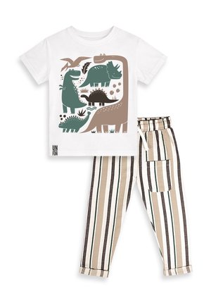 Camiseta blanca de manga corta con dinosaurios verdes y marrones, combinada con pantalones beige, negros y blancos con rayas verticales, cintura elástica y bolsillo.