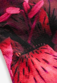 Tkanina w kwiatowy wzór o żywych odcieniach różu i czerwieni, o gładkiej fakturze i subtelnym połysku, prawdopodobnie mieszanka materiałów syntetycznych.