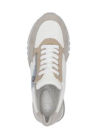 Baskets en cuir blanc avec des accents en daim beige et gris. Elles présentent une fermeture éclair, des lacets blancs, et une semelle intérieure coussinée avec un logo sur la semelle plantaire.