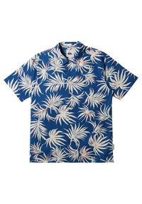 Camisa de botones de manga corta en tejido azul que presenta un patrón de hojas tropicales blancas con acentos rojos; incluye cuello y bolsillo en el pecho.