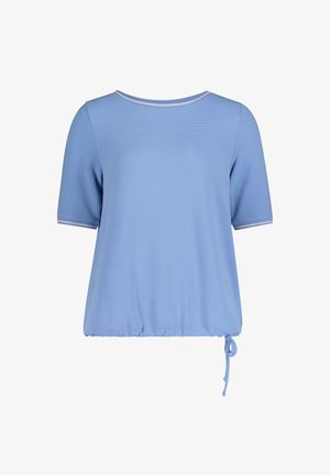 Lichtblauw gebreid topje met korte mouwen, ronde hals, geribbelde textuur en verstelbare trekkoordzoom op een witte achtergrond.