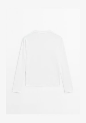 Effen wit shirt met lange mouwen, plat gelegd met de achterkant zichtbaar, eenvoudige ronde hals, minimalistisch ontwerp, zonder patronen of logo's.