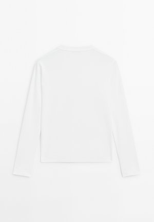 Ren, hvid langærmet skjorte vist fladt, bagsiden synlig, enkel rund halsudskæring, minimalistisk design uden mønstre eller logoer.