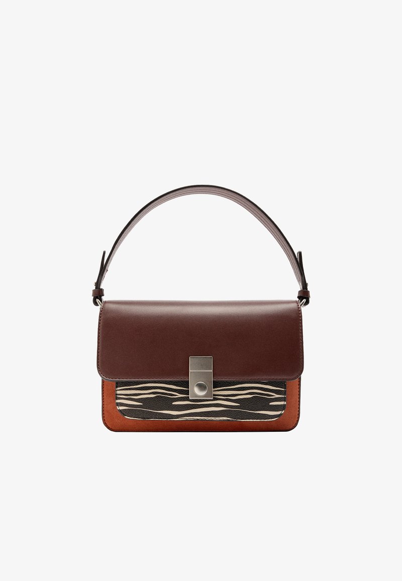 Brązowa skórzana torebka o prostokątnym kształcie, z klapką w wzór zebry i pomarańczowymi akcentami. Zawiera srebrną klamrę i regulowany pasek.