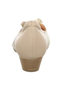 Beige Leder-Schuh mit runder Spitze und einem kurzen, strukturierten Absatz. Verfügt über fransige Akzente hinten und eine gestickte Detailierung im Obermaterial.
