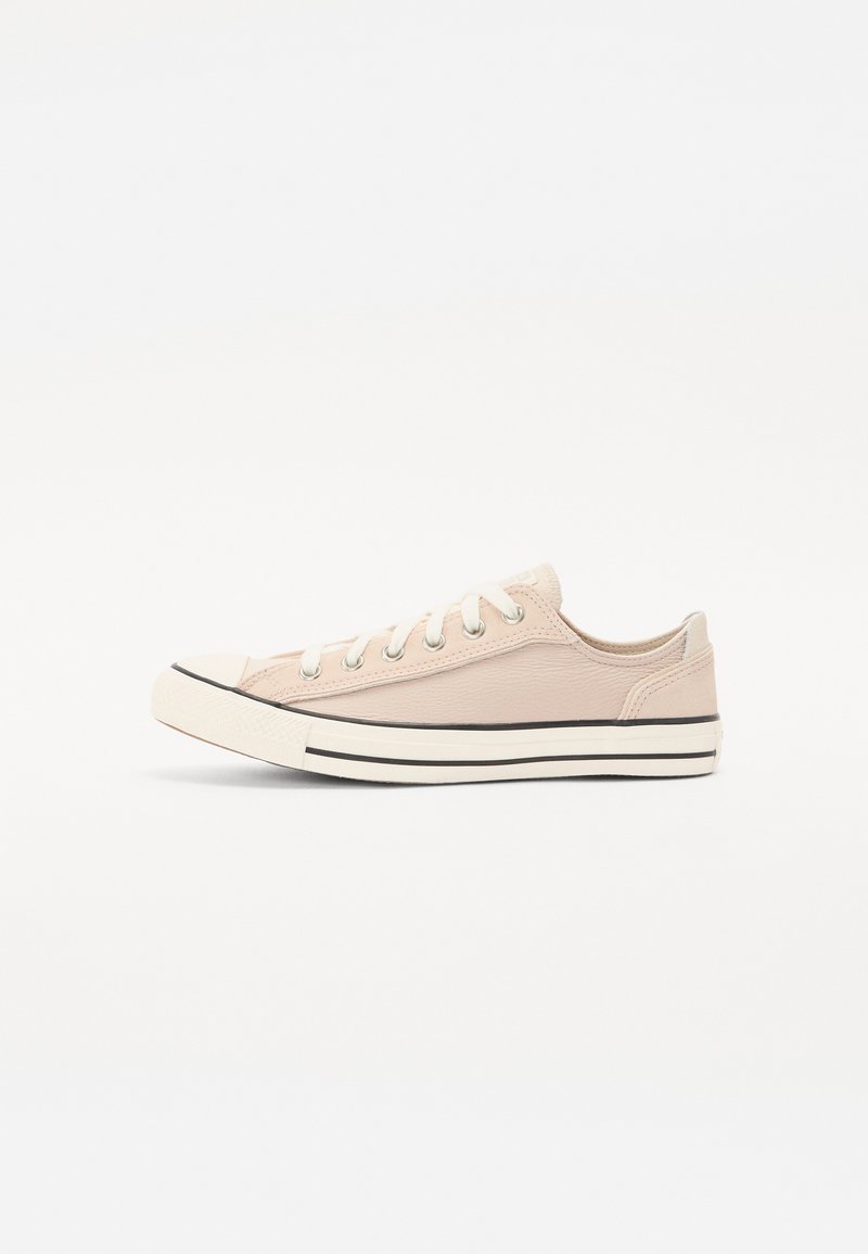 Heledad roosa kangastsneaker valge kummitamiga, musta triibuga ja metallist silmadega. Omab ümmargust varvaste osa ja traditsioonilist paelakinnitust.