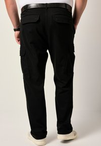Pantaloni cargo neri con design a gamba dritta, dotati di due tasche laterali e tasche posteriori. Realizzati in un tessuto resistente con una consistenza liscia.