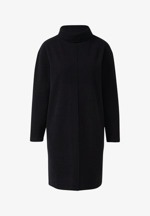 Czarna sukienka pulowerowa z wysokim kołnierzem, długimi rękawami i luźnym krojem. Wykonana z miękkiej tkaniny o gładkiej fakturze i minimalnych zdobieniach.