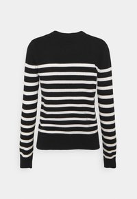 Musta-valkoraidallinen neulepaita, jossa on pitkät hihat, pyöreä kaula-aukko, resorireunus ja pehmeä materiaali. Raidat vaihtelevat leveydeltään.