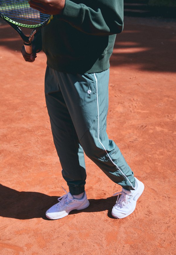 ACE TRACK PANTS - Tracksuit bottoms - cilantro