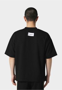 Irasuto Studios WAFFLE  - T-shirts basic - black