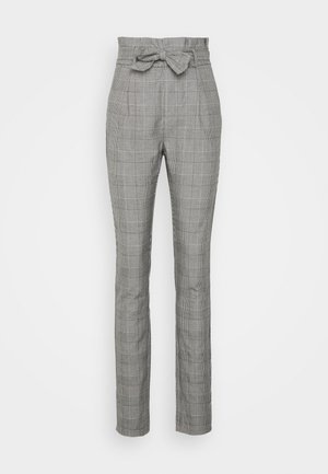 Szare wąskie spodnie w kratę o wysokim stanie, z pasem typu paperbag i wiązanym materiałowym paskiem z przodu.