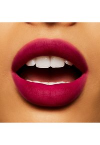 MAC POWDER KISS LIQUID LIPCOLOUR - Flytande läppstift - burning love