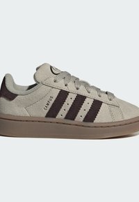 Baskets en daim gris clair avec bandes Adidas marron foncé, texte "CAMPUS" et semelle en gomme, vue de côté sur fond blanc.