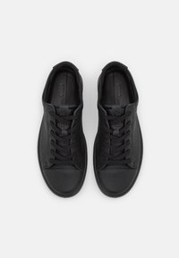 Schwarze LederSneakers mit glatter Textur, runder Zehe und Schnürdesign. Merkmale sind minimales Branding und eine flache Silhouette.