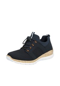 Chaussure de sport noire avec dessus en mesh, tissu texturé, accents orange sur les lacets et semelle tachetée. Dispose d'une languette pour un enfilage facile.