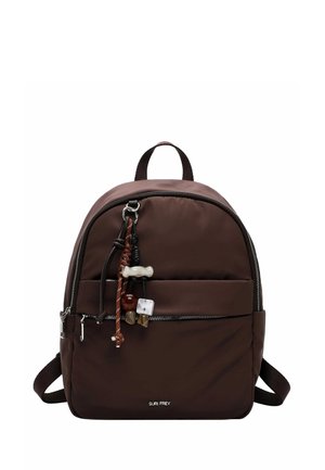 Mochila marrón Suri Frey con bolsillo delantero con cremallera, cuentas decorativas colgando de la cremallera y dos correas ajustables para los hombros.